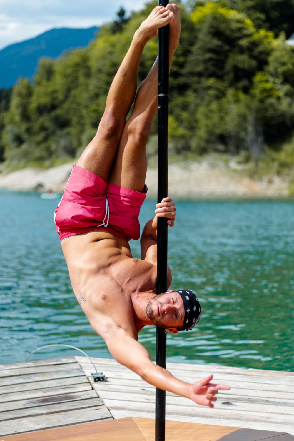 Performance fisica di Gian Martinelli sul lago