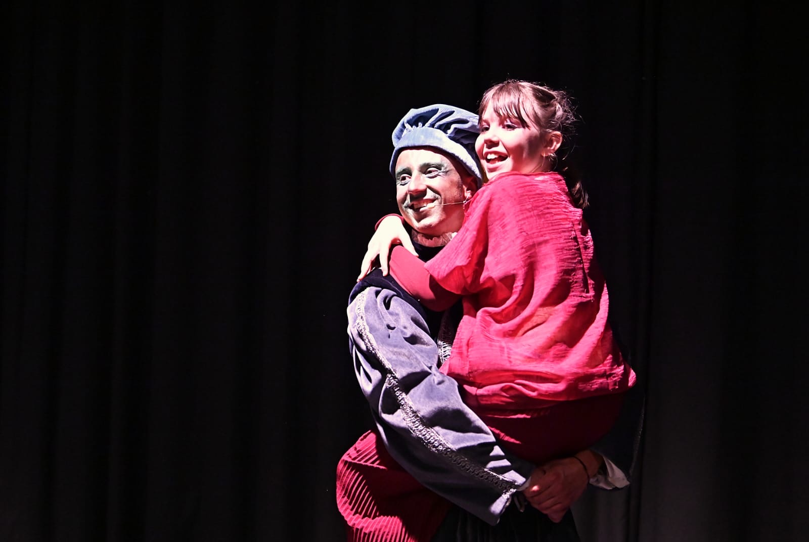 Gian Martinelli in scena con una giovane interprete