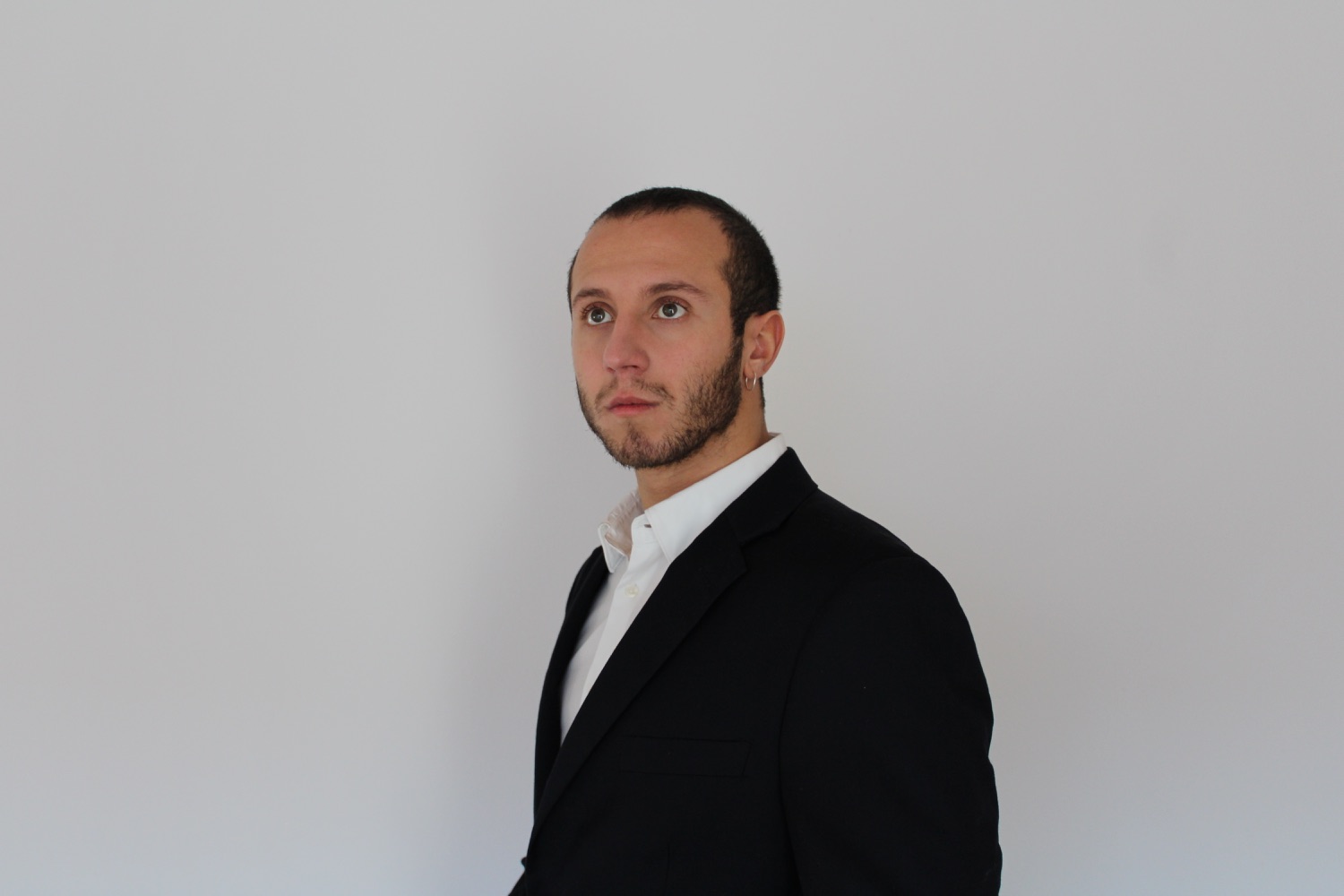 Gian Martinelli in abito scuro su fondo chiaro