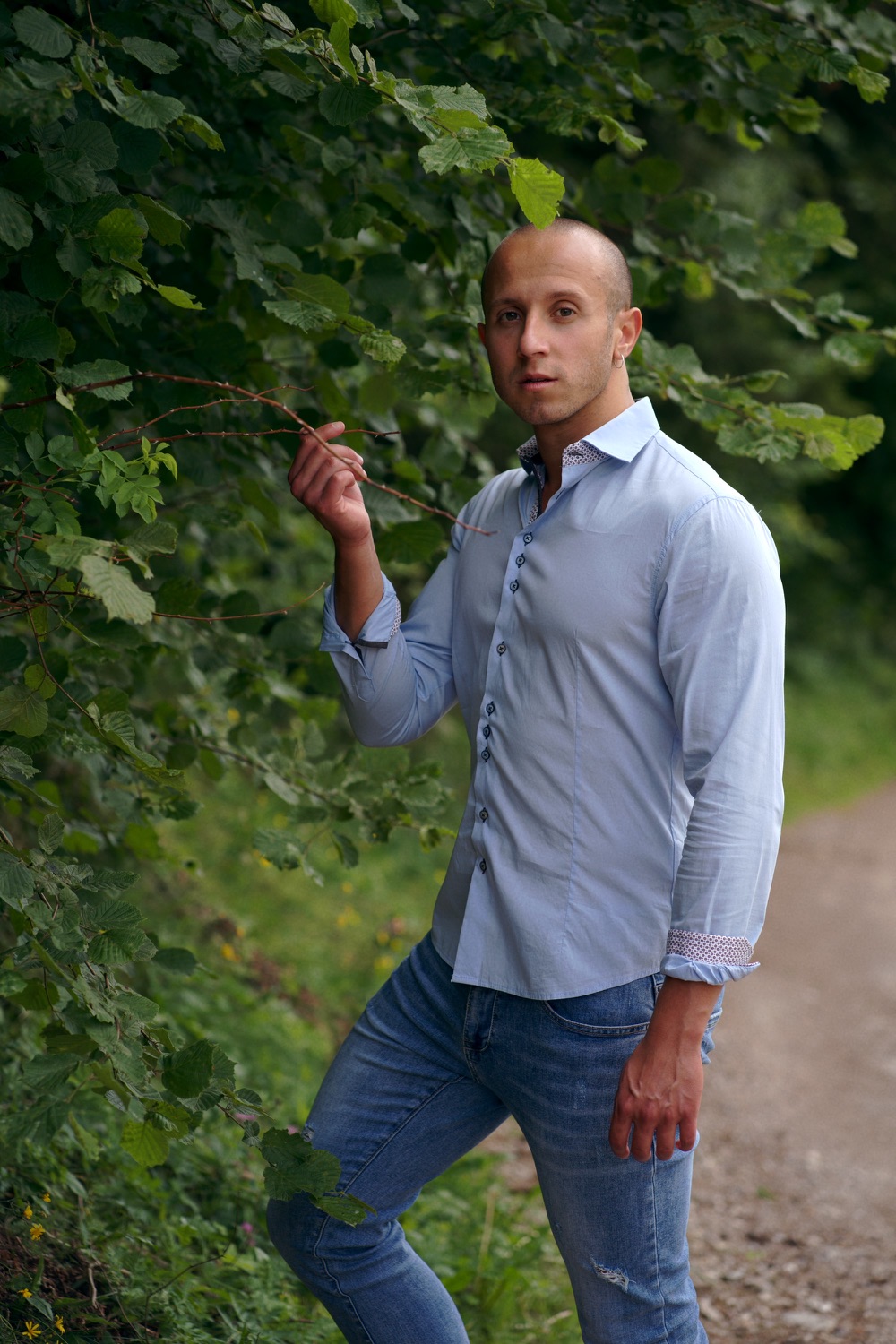 Gian Martinelli in un ritratto ambientato nel bosco